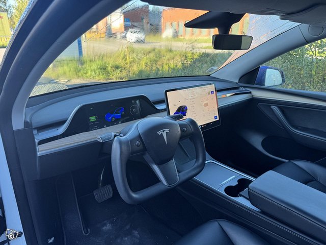 Tesla Model Y 8