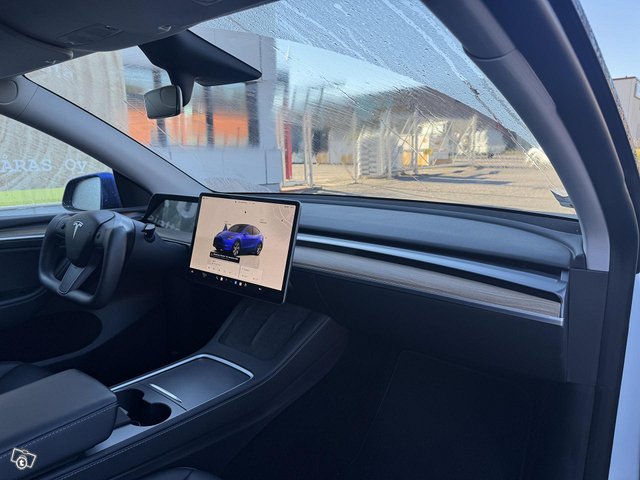 Tesla Model Y 15