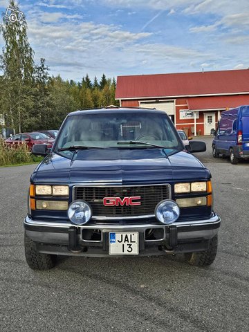 GMC Suburban 3