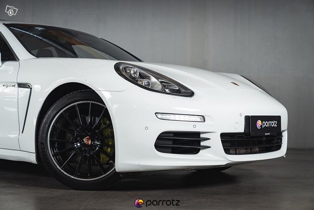 Porsche Panamera 12