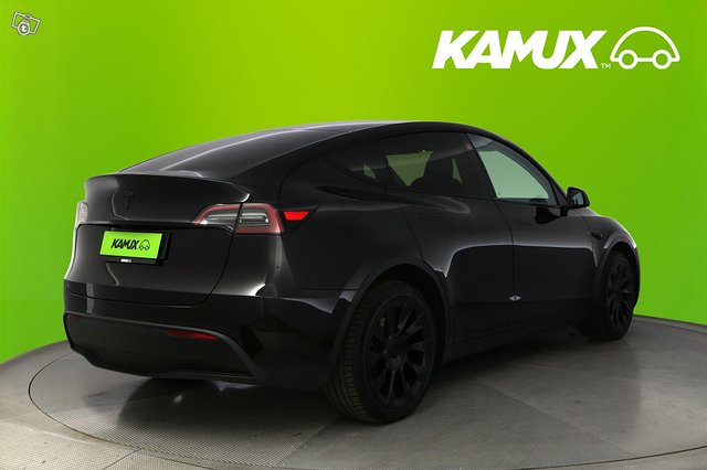 Tesla Model Y 4