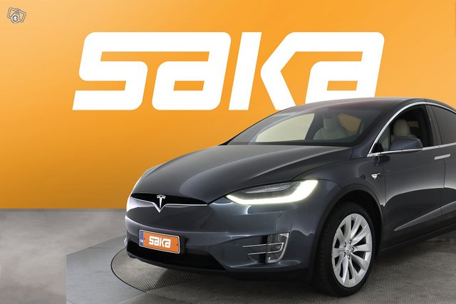 Tesla Model X 4