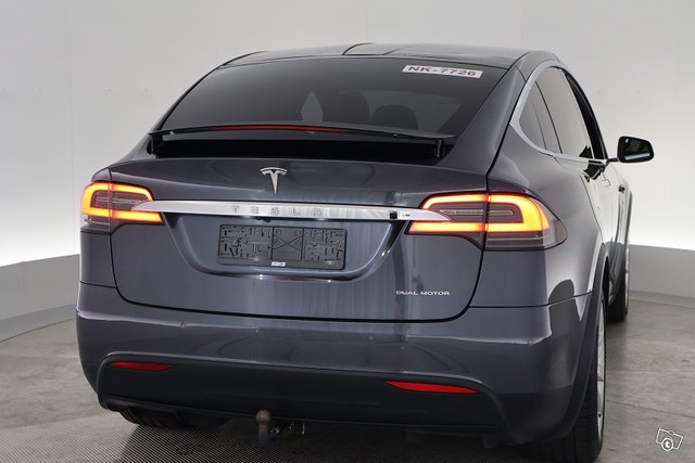 Tesla Model X 10