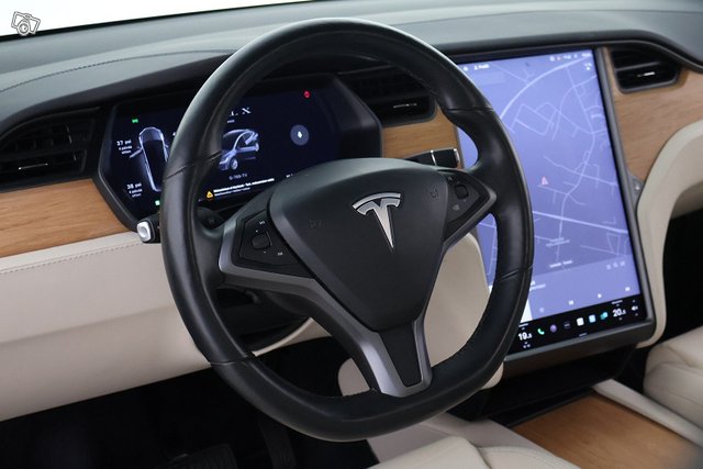 Tesla Model X 11