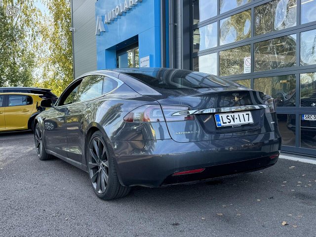 Tesla Model S 4