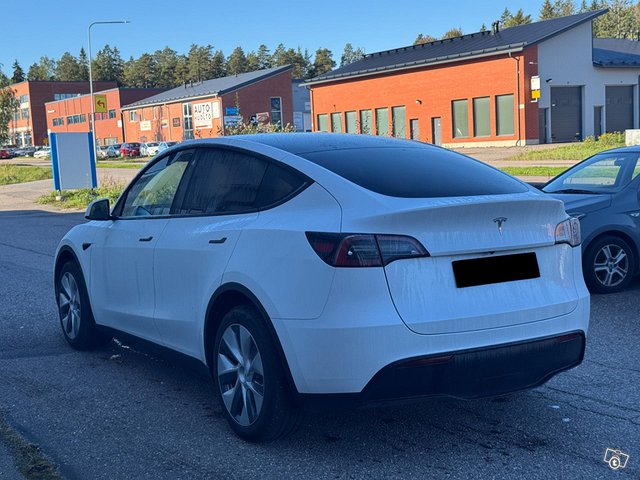 Tesla Model Y 4