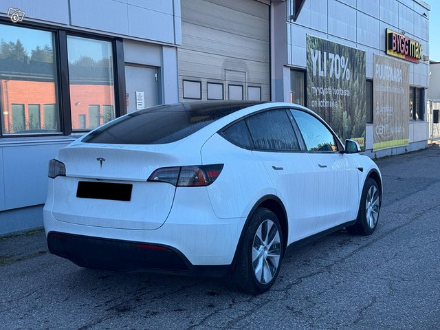 Tesla Model Y 5