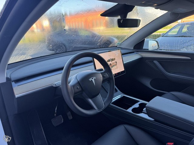 Tesla Model Y 9