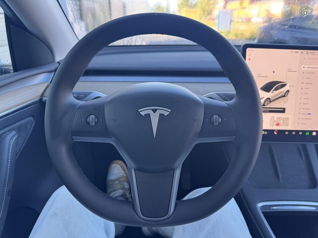 Tesla Model Y 10