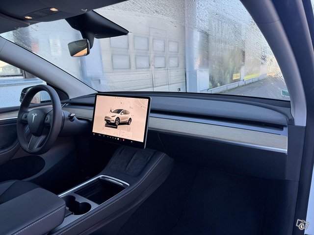 Tesla Model Y 16