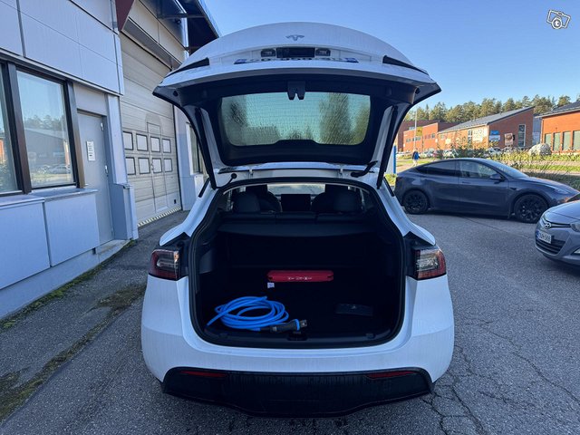 Tesla Model Y 21