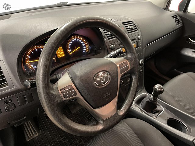 Toyota Avensis 17