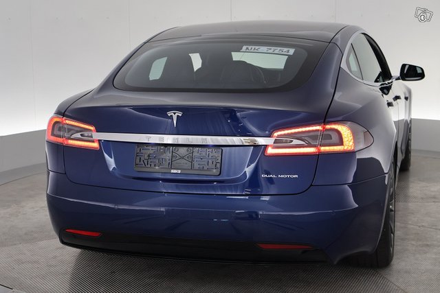 Tesla Model S 10