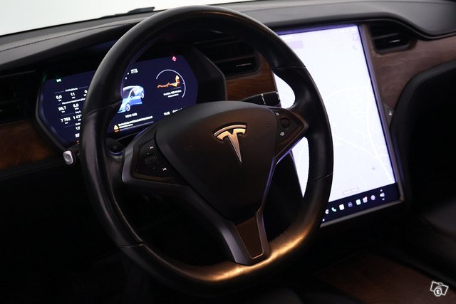 Tesla Model S 11