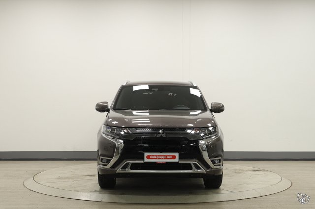 Mitsubishi Outlander PHEV 2