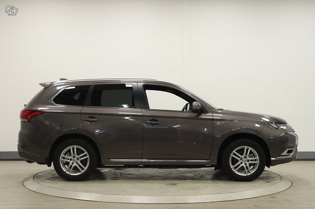 Mitsubishi Outlander PHEV 4