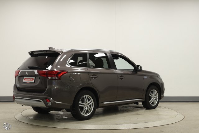 Mitsubishi Outlander PHEV 5