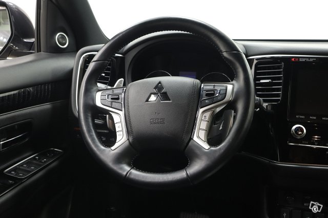 Mitsubishi Outlander PHEV 14