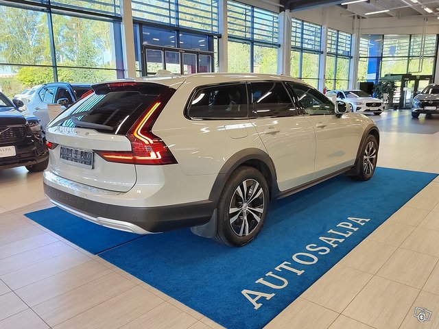 VOLVO V90 Cross Country 3