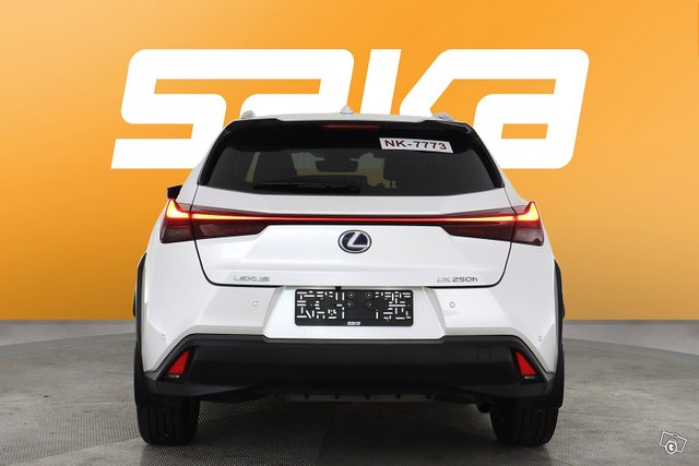 Lexus UX 7