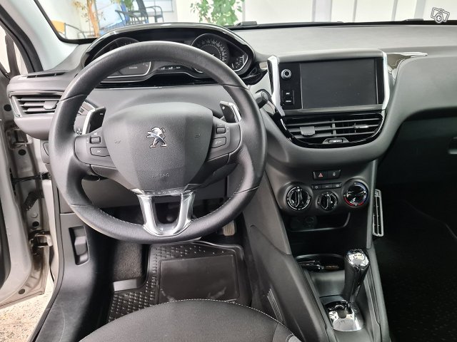 PEUGEOT 208 10