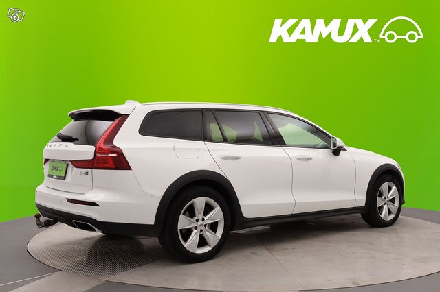 Volvo V60 Cross Country 2