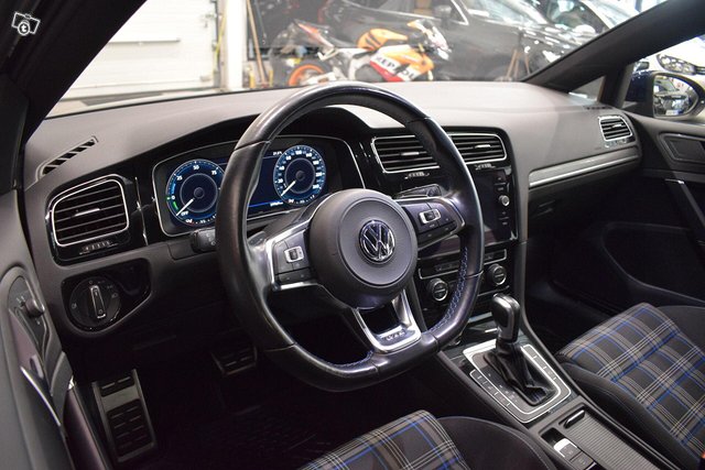 Volkswagen Golf 13