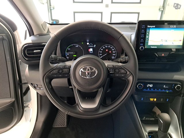 TOYOTA Yaris 11