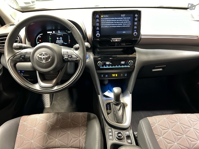 TOYOTA YARIS CROSS 10