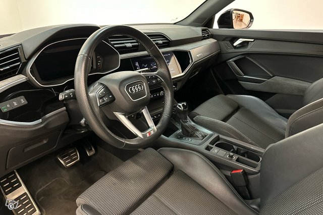 Audi Q3 8