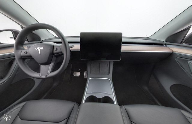 Tesla Model Y 12