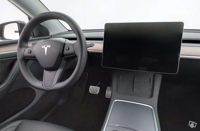 Tesla Model Y 13