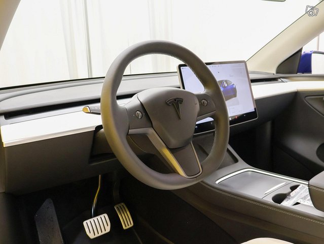 Tesla Model Y 11