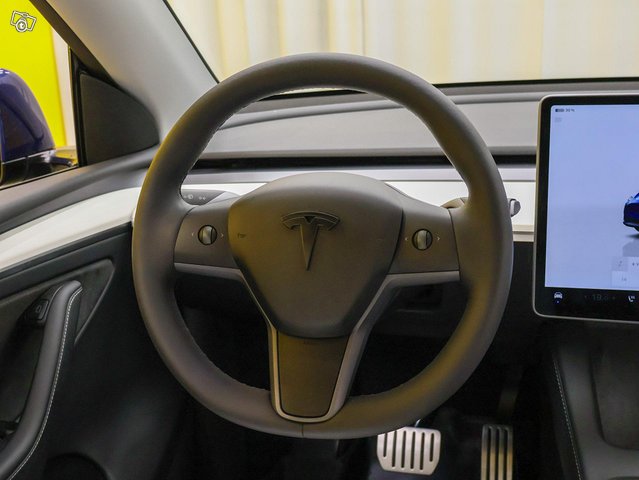 Tesla Model Y 12