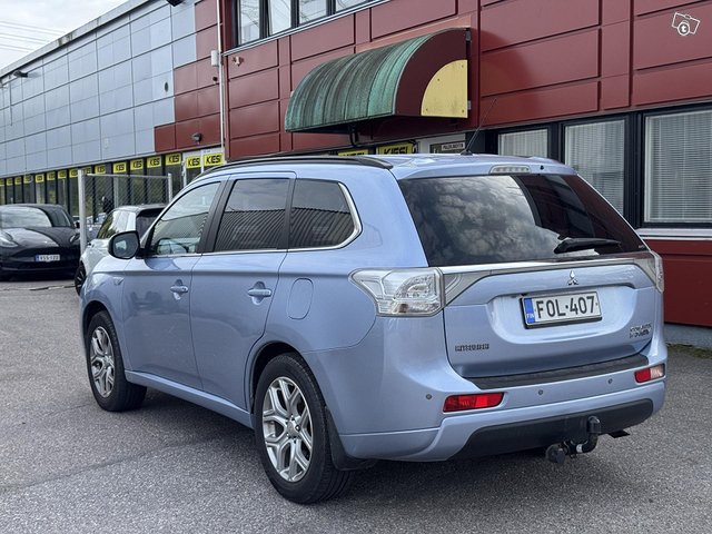 Mitsubishi Outlander PHEV 4