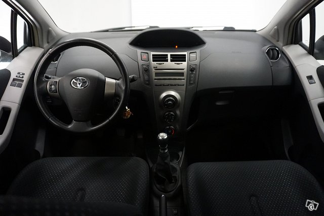 Toyota Yaris 8