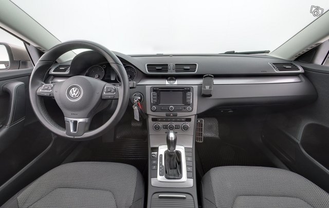 VOLKSWAGEN Passat 8