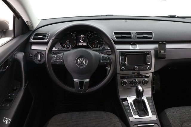 VOLKSWAGEN Passat 13