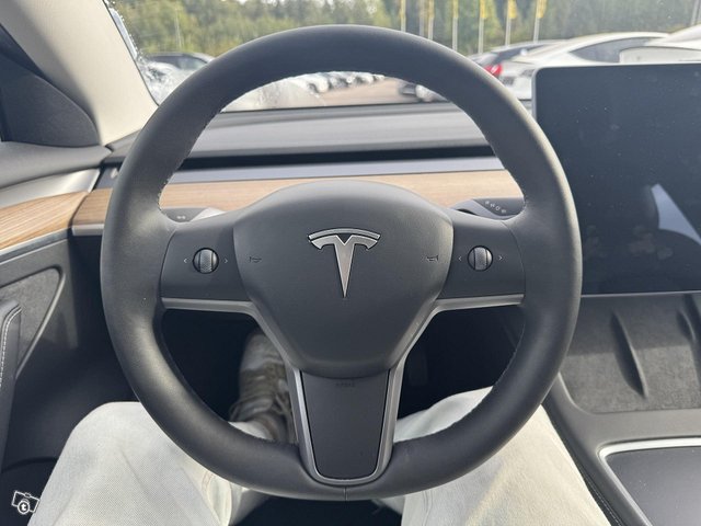 Tesla Model 3 8