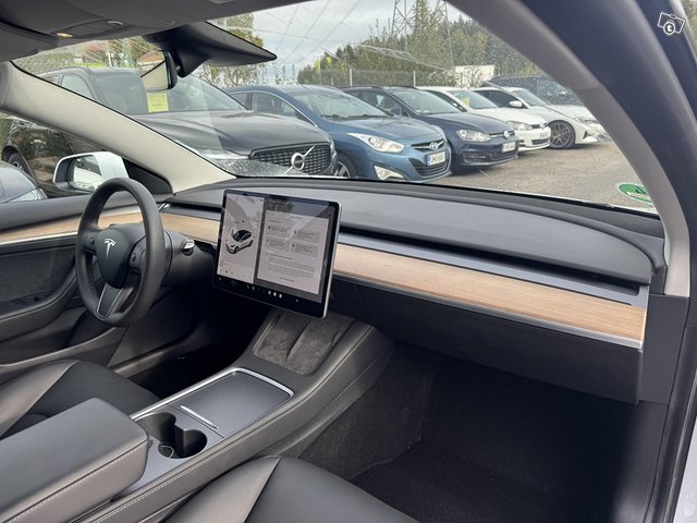 Tesla Model 3 17