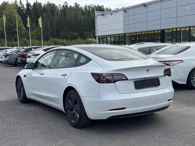 Tesla Model 3 4