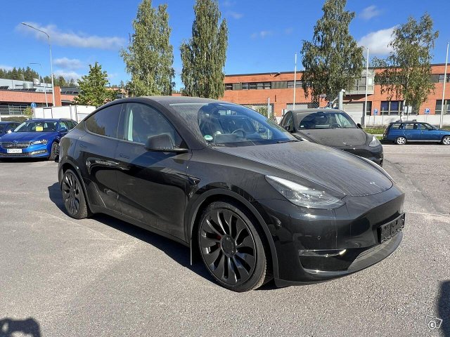 Tesla Model Y 2