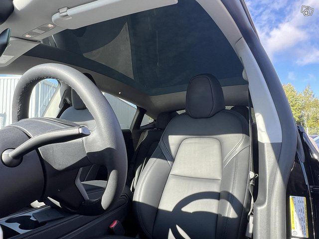 Tesla Model Y 6