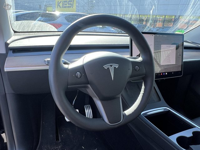 Tesla Model Y 8