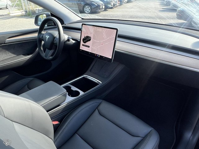 Tesla Model Y 11