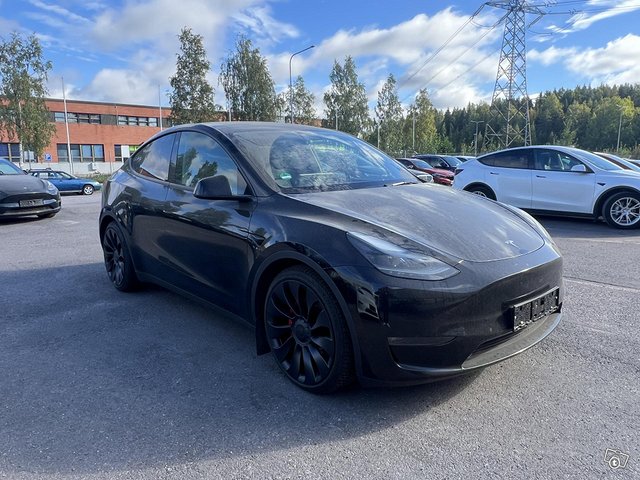 Tesla Model Y 2