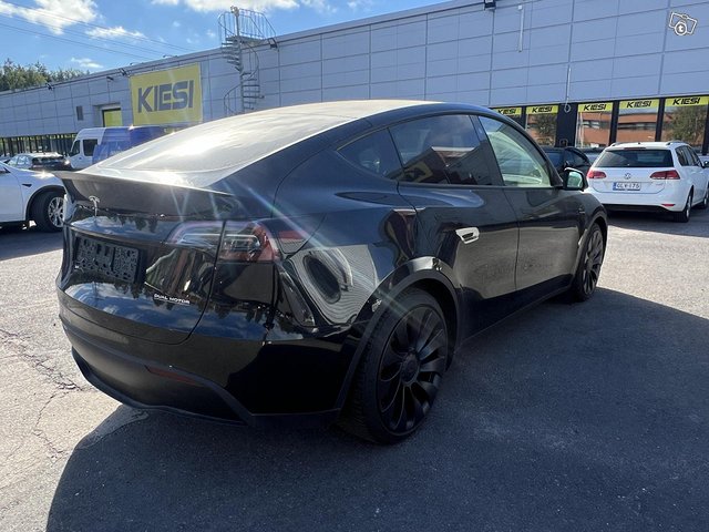 Tesla Model Y 4