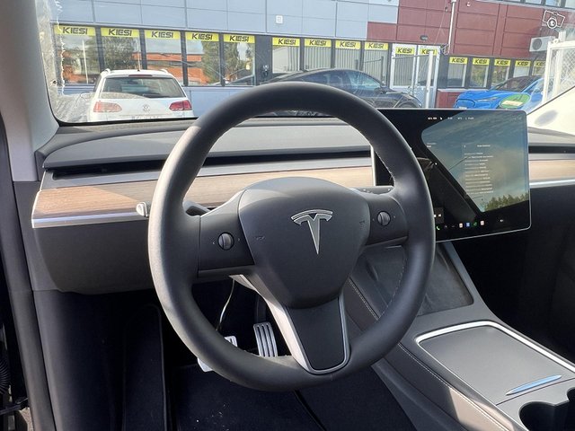 Tesla Model Y 7