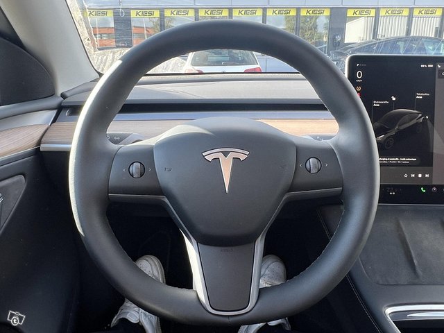 Tesla Model Y 9