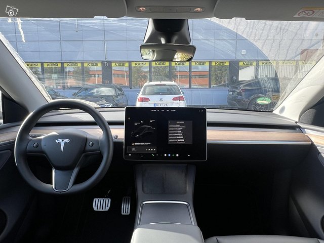 Tesla Model Y 16